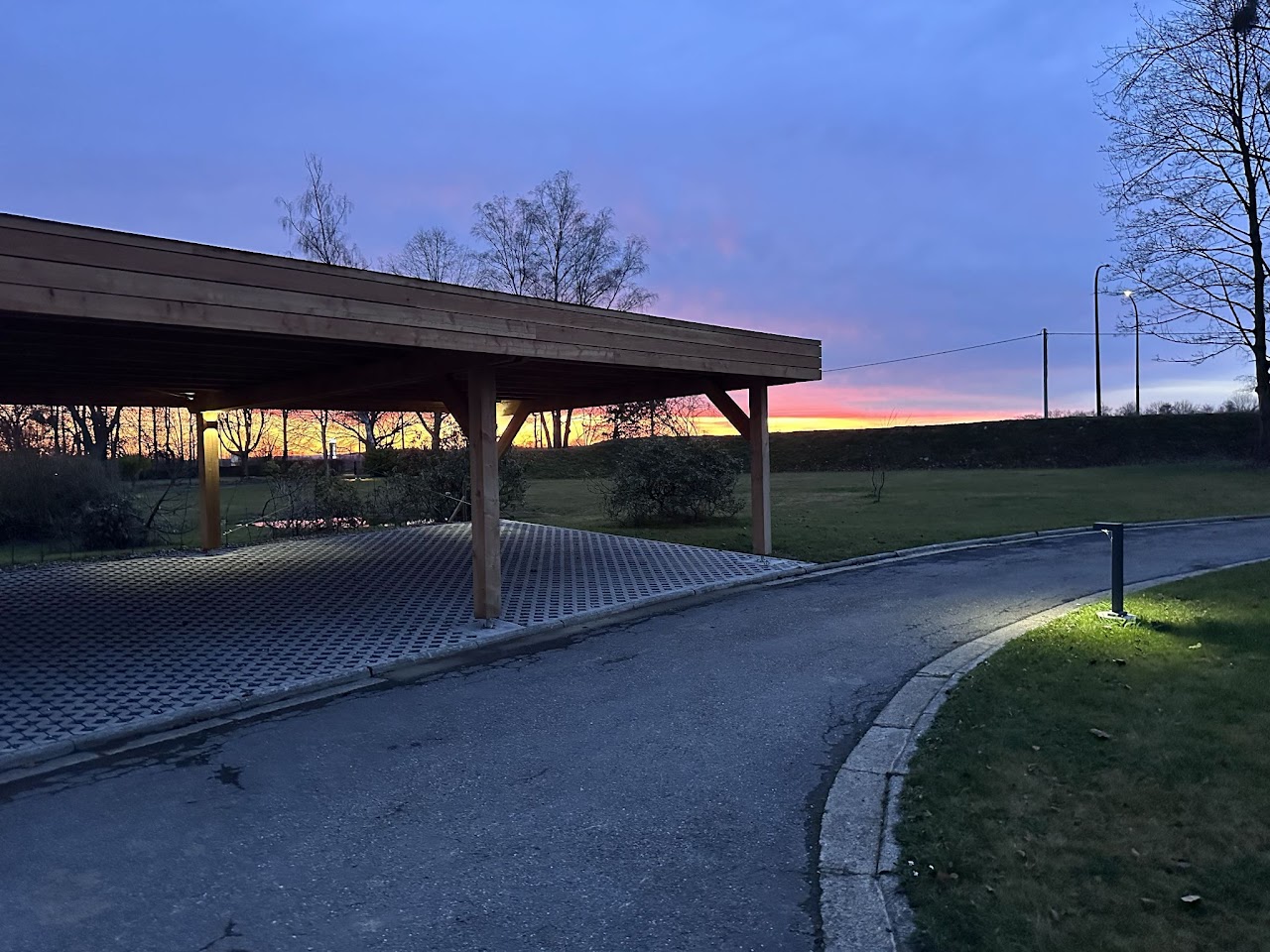 Carport du Domaine de la Chênaie au coucher de soleil, villa coliving Condroz Belgique
