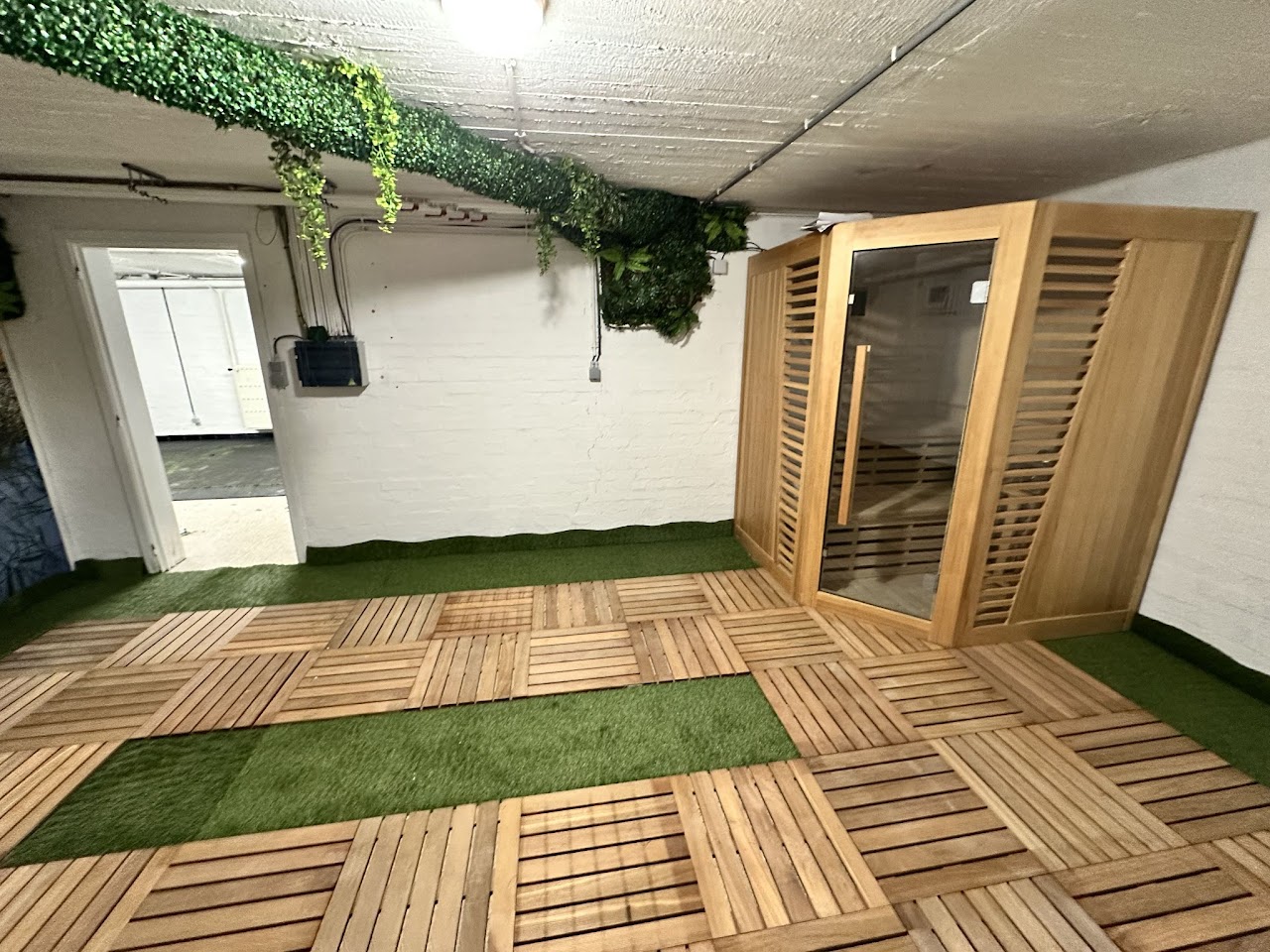 Détail espace bien-être sauna infrarouge en bois, Domaine de la Chênaie Condroz