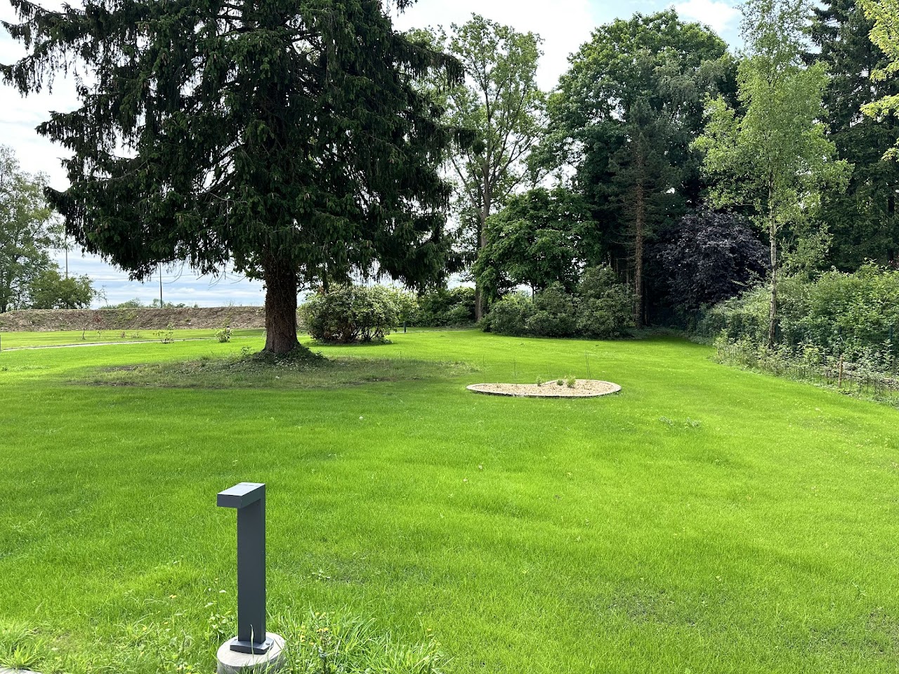 Grand jardin arboré et parc du Domaine de la Chênaie, coliving Condroz Belgique