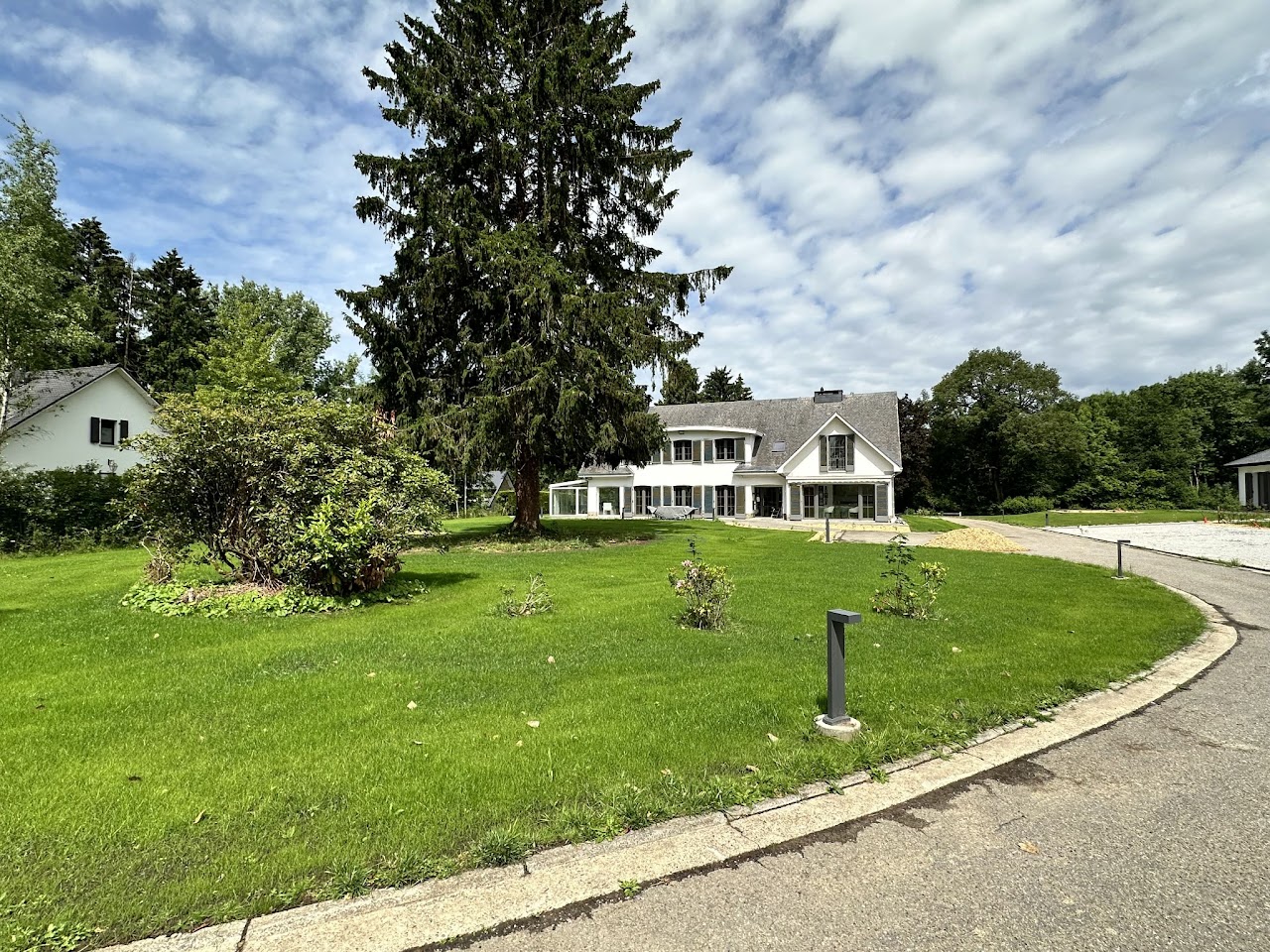 Domaine de la Chênaie — vue d'ensemble depuis le parc arboré, villa 4 façades Condroz